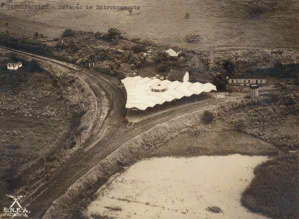 A estação em 1927. Para a direita, a linha do Rio Grande. Para a esquerda, o ramal de Igarapava. Para o canto esquerdo inferior da foto, a ponte sobre o rio Pardo. Ao fundo, atrás da estação triangular, o prédio da estação original.