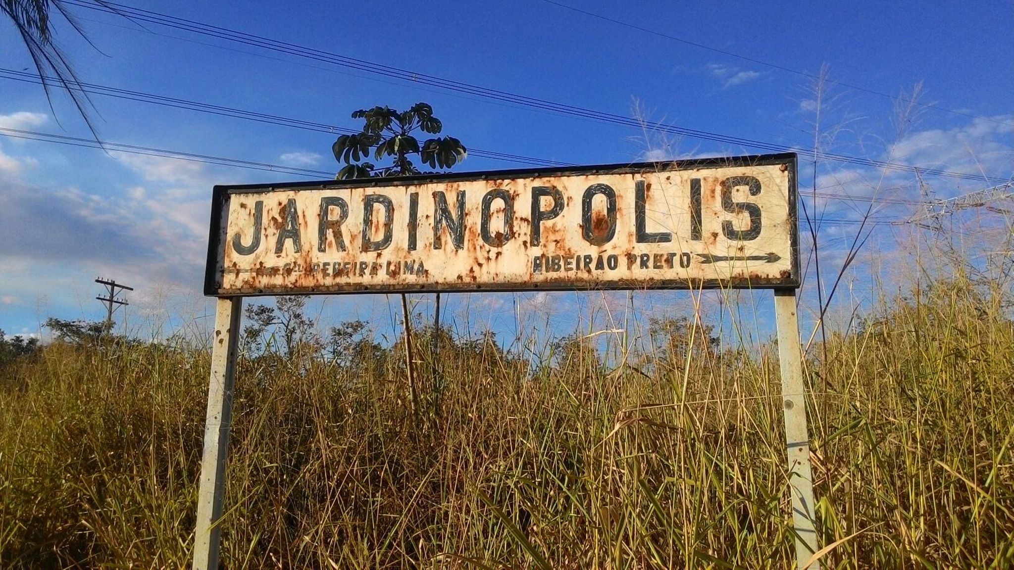 Jardinópolis (Nova) - Placa de identificação da estação, com seus respectivos destinos