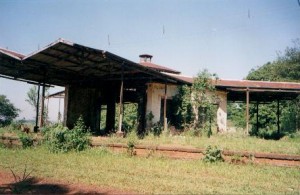 A estação em 17/11/1998, tomada pelo mato