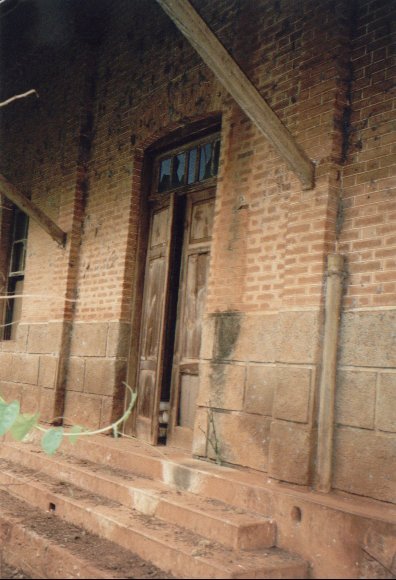 Cresciúma - Porta da fachada da estação, em 19/01/2002