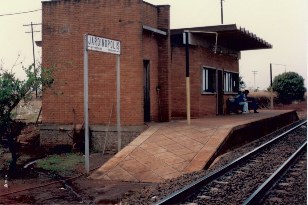 Jardinópolis (Nova) - Fachada da estação, provavelmente anos 1980